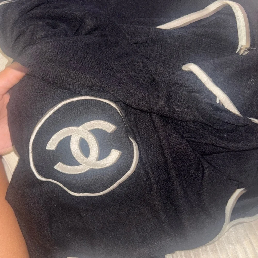 CHANEL elegant scarf